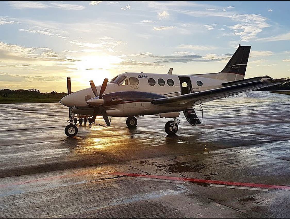 Beechcraft King Air com as cores da Rio Branco Aerotáxi estacionado no pátio ao entardecer